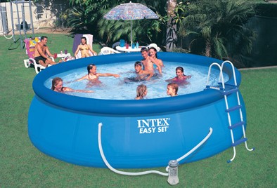 Comparatif piscines hors-sol Intex : autoportée ou tubulaire ?