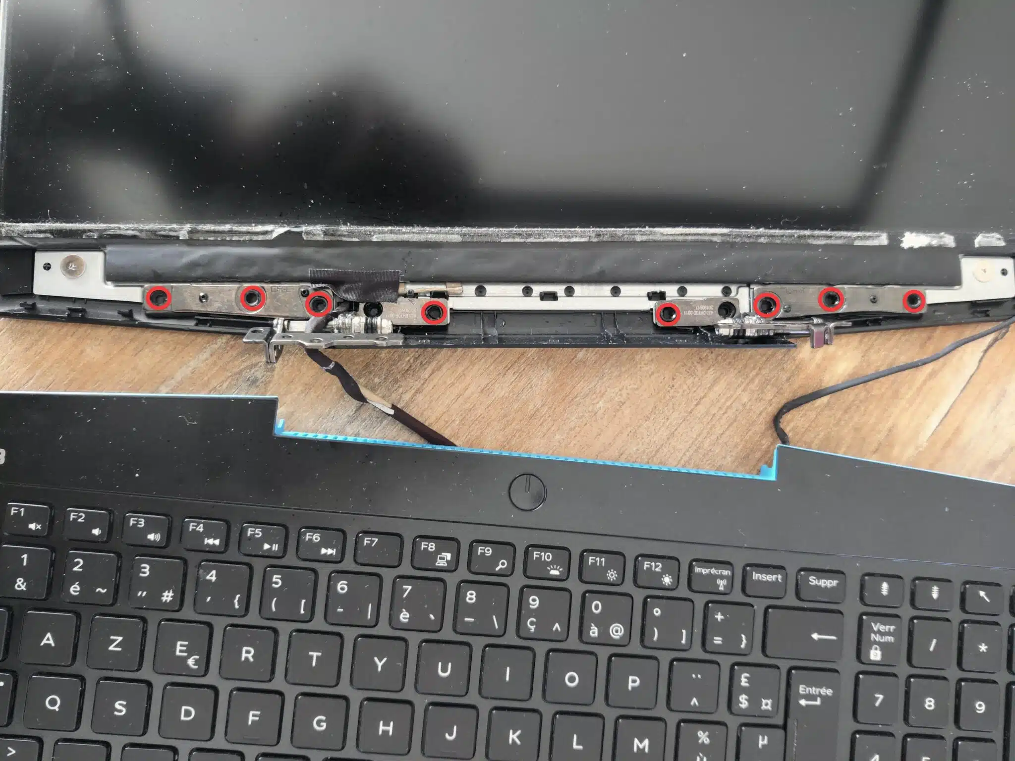 Réparer une charnière de PC portable - PCsoleil Informatique