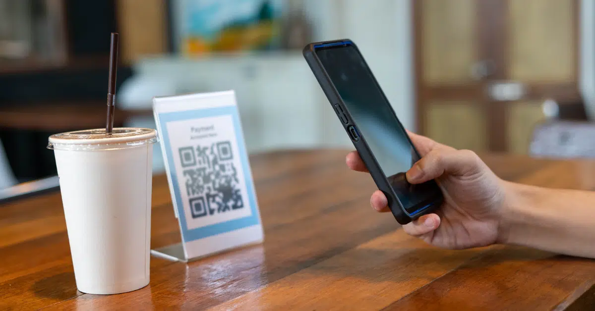 Une personne en train de scanner un qr code