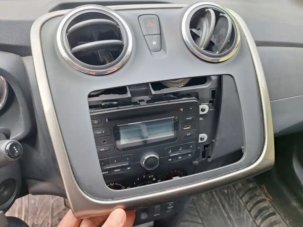 Démontage caches autoradio sur Dacia