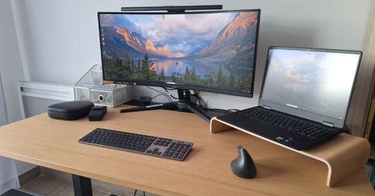 bureau avec écran 34 pouces incurvé